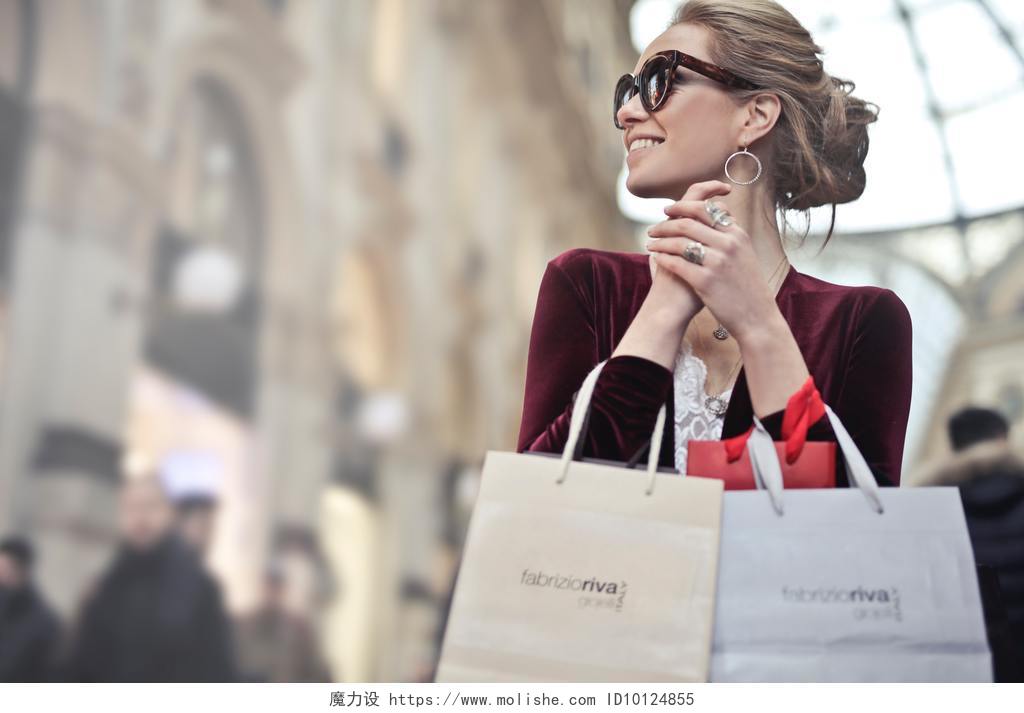 人物拿着购物袋的女性背景图片